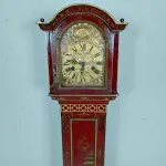 LOTE 001 - RARO RELÓGIO DE COLUNA ORIENTAL, TEMPOS FUGIT  DE CORDA TAMANHO:1M E 32CM. FUNCIONADO COM CHAVE A CORDA. RELÓGIO MUITO ANTIGO COM SINAS (NO ESTADO)