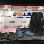 LOTE 084 - 10 – PEÇAS DE ROUPAS MASCULINAS DIVERSAS (NO ESTADO, NÃO SABEMOS SE FUNCIONA. LEILÃO NÃO TEM GARANTIA E NEM DEVOLUÇÃO, SUJEITO A POSSÍVEIS AVARIAS VISÍVEIS/OCULTAS E/OU AUSÊNCIA DE COMPONENTES)