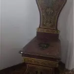 LOTE 022 - CADEIRA  EM MADEIRA MACIÇA DÉCADA DE 70 DESENHOS DE FRISOS PÉS E ENCOSTO ALTO, MEDINDO 105X45X45 (NO ESTADO)