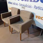 LOTE 034 - 02 - POLTRONAS DECORATIVAS (NO ESTADO, NÃO SABEMOS SE FUNCIONA. LEILÃO NÃO TEM GARANTIA E NEM DEVOLUÇÃO, SUJEITO A POSSÍVEIS AVARIAS VISÍVEIS/OCULTAS E/OU AUSÊNCIA DE COMPONENTES)