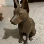 LOTE 031 - ANTIGA ESCULTURA DE MADEIRA NOBRE ENTALHADA, DE CÃO. 50CM DE ALTURA. 30CM DE LARGURA.(NO ESTADO)
