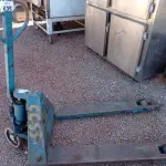LOTE 635 - 01 BURRINHA COM AVARIAS. (NO ESTADO) ATENÇÃO! FAZER A VISITAÇÃO ANTES DE ARREMATAR, NÃO SABEMOS SE FUNCIONA. LEILÃO NÃO TEM GARANTIA E NEM DEVOLUÇÃO, SUJEITO A POSSÍVEIS AVARIAS VISÍVEIS/OCULTAS E/OU AUSÊNCIA DE COMPONENTES.