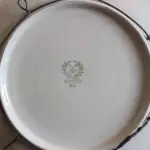 LOTE 013 - RARO PRATO DE COLEÇÃO EM FINA PORCELANA ALEMÃ, ADORNADO EM FIO DE OURO 20 CM DE DIAM. (NO ESTADO)