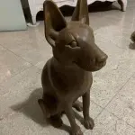 LOTE 031 - ANTIGA ESCULTURA DE MADEIRA NOBRE ENTALHADA, DE CÃO. 50CM DE ALTURA. 30CM DE LARGURA.(NO ESTADO)