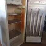 LOTE 590 - 01 GERMINADORA/GELADEIRA. (NO ESTADO) ATENÇÃO! FAZER A VISITAÇÃO ANTES DE ARREMATAR, NÃO SABEMOS SE FUNCIONA. LEILÃO NÃO TEM GARANTIA E NEM DEVOLUÇÃO, SUJEITO A POSSÍVEIS AVARIAS VISÍVEIS/OCULTAS E/OU AUSÊNCIA DE COMPONENTES.