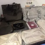 LOTE 158 - 12 - BOLSAS NECESSAIRE LIPO MANUAL CORPS LIGNEA, 04 BOLSAS DIVERSAS E 02 BOLSAS SACOLA DE MÃO SENDO 01 PEQUENA. (NO ESTADO, NÃO SABEMOS SE FUNCIONA. LEILÃO NÃO TEM GARANTIA E NEM DEVOLUÇÃO, SUJEITO A POSSÍVEIS AVARIAS VISÍVEIS/OCULTAS E/OU AUSÊNCIA DE COMPONENTES)