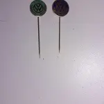 LOTE 021 - RAROS BROCHES DE EX FUNCIONÁRIO  COMEMORATIVOS VOLKSWAGEN COM 3,7 GRAMAS DE OURO 10 E 15 ANOS (NO ESTADO)