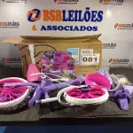LOTE 081 - 01 - BICICLETA INFANTIL ARO 12 VIOLET COM RODINHAS, NATHOR (NO ESTADO, NÃO SABEMOS SE FUNCIONA. LEILÃO NÃO TEM GARANTIA E NEM DEVOLUÇÃO, SUJEITO A POSSÍVEIS AVARIAS VISÍVEIS/OCULTAS E/OU AUSÊNCIA DE COMPONENTES)