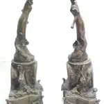 LOTE 154 - RELÍQUIA RELÓGIO FEITO DE BRONZE ANOS 70 TAMANHO: 67/19/34 OBS (FALTA UM PESINHO) (NO ESTADO)