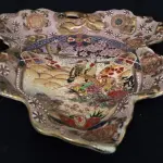 LOTE 120 - LINDÍSSIMO E RARO CENTRO DE MESA SATZUMA IMPORTADO  CHINES, EM PORCELANA, AO GOSTO POLICROMADO E REALÇADA A OURO, 25X27 CM . PEÇA MARCADA AO FUNDO (NO ESTADO)