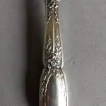 LOTE 105 - LINDA CONCHA ESPESSURADA A PRATA. MEDE 23 CM(NO ESTADO)