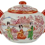 LOTE 177 - LINDO JOGO DE CHÁ IMPORTADO MADE IN JAPAN  ORIENTAL PINTADA À MÃO, COM CENAS DE GUEIXAS EM PAISAGEM LACUSTRE E NO VERSO COM VISTA DO MONTE KILIMANJARO, FILETADA NA TONALIDADE TERRACOTA. TOTAL DE 11 PEÇAS (NO ESTADO)