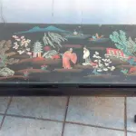 LOTE 170 - MESA DE CENTRO ORIENTAL DECORADA DO 41 CM DE ALTURA X 1,03 M X 48 CM. (NO ESTADO)