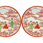 LOTE 178 - CINCO PRATOS PARA BOLO IMPORTADOS ORIENTAIS, EM PORCELANA BRANCA  CASCA DE OVO, PINTADOS À MÃO, GUEIXAS EM PAISAGEM LACUSTRE , FILETADOS NA TONALIDADE  TERRACOTA. DIÂMETRO: 17 CM. XL (NO ESTADO)