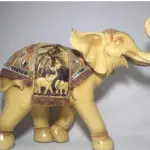 LOTE 059 - LINDA ESCULTURA ELEFANTE EM RESINA, MUITO BONITA. TAMANHO: 30CM (NO ESTADO)