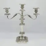 LOTE 141 - CANDELABROS, INGLESES, EM COBRE BANHO DE PRATA,  PODEM SER USADOS COMO CASTIÇAL, PARTES REMOVÍVEIS (46CM X 41CM). (NO ESTADO)