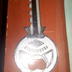 LOTE 130 - CHAVE GRANDE DE ENFEITE MEDE 18 CM DE COMPRIMENTO (NO ESTADO)