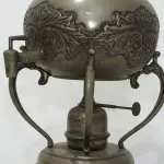 LOTE 156 - ANTIGO SAMOVAR EM METAL 52 DE ALTURA PESA  3,105KG (NO ESTADO)
