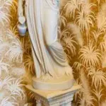 LOTE 103 - BELA ESCULTURA FEMININA AVALIADA EM 5 MIL REAIS  , EM PÓ DE MÁRMORE,  1,56M TOTAL. ESCULTURA 1,00M , BASE: 0,56CM (NO ESTADO)