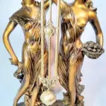 LOTE 067 - LINDO RELÓGIO DE MESA ITALIANO, PATINADO A OURO,. MED 70X33X18 CM (NO ESTADO)