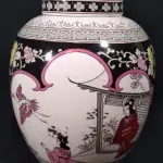 LOTE 116 - ANTIGO POTICHE DE COLEÇÃO NO ESTILO CHINES,  EM PORCELANA MED 26X20 CM.(NO ESTADO)