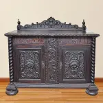 LOTE 064 - BUFFET APARADOR DA DÉCADA DE 1930 MANUELINO UM PÉ SOLTO SÓ APENAS PARAFUSAR PARTE DE CIMA SOLTA FALTA APENAS UM.PINO ALTURA. 123 COMPRIMENTO. 137 X LARGURA. 62 (NO ESTADO)