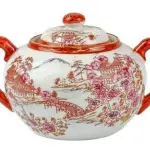 LOTE 177 - LINDO JOGO DE CHÁ IMPORTADO MADE IN JAPAN  ORIENTAL PINTADA À MÃO, COM CENAS DE GUEIXAS EM PAISAGEM LACUSTRE E NO VERSO COM VISTA DO MONTE KILIMANJARO, FILETADA NA TONALIDADE TERRACOTA. TOTAL DE 11 PEÇAS (NO ESTADO)
