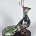 LOTE 075 - RARO CLOISONNÉ ORIENTAL, PAVÃO, COM PEANHA ORIGINAL EM MADEIRA E ESTOJO ORIGINAL. EM EXCELENTE ESTADO (NO ESTADO)