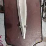 LOTE 160 - RARA ESPADA DECORATIVA DE COLEÇÃO REPLICA DAS ESPADAS BÁRBAROS, EM METAL PRATEADO, COM ADORNOS E DESENHOS EM RELEVO, SUPORTE EM MADEIRA PARA PENDURA NA PAREDE, MEDINDO APROXIMADAMENTE 1,10 CM SÓ A ESPADA. (NO ESTADO)