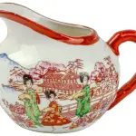LOTE 177 - LINDO JOGO DE CHÁ IMPORTADO MADE IN JAPAN  ORIENTAL PINTADA À MÃO, COM CENAS DE GUEIXAS EM PAISAGEM LACUSTRE E NO VERSO COM VISTA DO MONTE KILIMANJARO, FILETADA NA TONALIDADE TERRACOTA. TOTAL DE 11 PEÇAS (NO ESTADO)