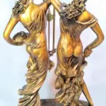 LOTE 067 - LINDO RELÓGIO DE MESA ITALIANO, PATINADO A OURO,. MED 70X33X18 CM (NO ESTADO)