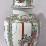 LOTE 118 - LINDO POTICHE IMPORTADO EM PORCELANA ORIENTAL , DESENHOS COM FLORES, PÁSSAROS, PAISAGENS ORIENTAIS MARCADO NO FUNDO. MEDIDAS: 39,5 CM DE ALTURA X 58 CM DE CIRCUNFERÊNCIA.(NO ESTADO)