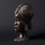 LOTE 148 - ESCULTURA IMPORTADA AFRICANA EM JACARANDÁ AFRICANO. ALTURA 20 CENTÍMETROS. (NO ESTADO)