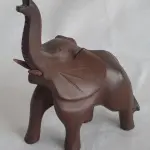 LOTE 076 - DUAS ESCULTURAS DE MADEIRA ELEFANTES. 20 E 10 CM.(NO ESTADO)