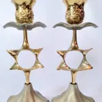 LOTE 122 - PAR DE CASTIÇAIS IMPORTADOS ISRAELENSES EM METAL DOURADO,  MED 19 CM.(NO ESTADO)