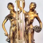 LOTE 067 - LINDO RELÓGIO DE MESA ITALIANO, PATINADO A OURO,. MED 70X33X18 CM (NO ESTADO)