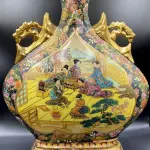 LOTE 057 - ANTIGA ANFORA DE PORCELANA IMPORTADA ORIENTAL 29 /8,5/ 33 CM DE ALTURA. (NO ESTADO)