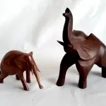 LOTE 076 - DUAS ESCULTURAS DE MADEIRA ELEFANTES. 20 E 10 CM.(NO ESTADO)