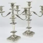 LOTE 141 - CANDELABROS, INGLESES, EM COBRE BANHO DE PRATA,  PODEM SER USADOS COMO CASTIÇAL, PARTES REMOVÍVEIS (46CM X 41CM). (NO ESTADO)