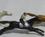LOTE 071 - COLEÇÃO COM 28 MINIATURAS DE CAVALOS DE CORRIDA ANTIGOS DÉCADA DE 80 COM  JÓQUEIS EM CHUMBO, POLICROMADA, (NO ESTADO)