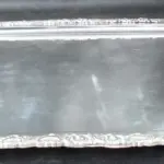 LOTE 111 - BANDEJA  EM METAL ESPESSURADO A PRATA MEDIDAS:62,5 CM DE COMPRIMENTO X 40 CM DE LARGURA. (BANHO NOVO).(NO ESTADO)