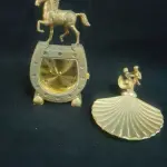 LOTE 136 - RELÓGIO ANTIGO CAVALO EM METAL  E MAIS UMA ENFEITE EM METAL DOURADO (NO ESTADO)