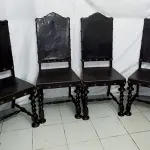 LOTE 060 - MESA MANUELINO MADEIRA NOBRE COM 4 CADEIRAS (NO ESTADO)
