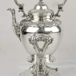 LOTE 157 - RARO SAMOVAR EM PRATA 90 IMPORTADO USA - EM METAL ESPESSURADO A PRATA,37 CM X 18 CM PRODUTO GUARDADO A ANOS PRECISA PASSA KAOL PARA DAR BILHO (NO ESTADO)