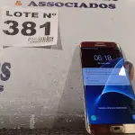 LOTE 381 - 01 – CELULAR SAMSUNG GALAXY S7 EDGE (NO ESTADO, NÃO SABEMOS SE FUNCIONA. LEILÃO NÃO TEM GARANTIA E NEM DEVOLUÇÃO, SUJEITO A POSSÍVEIS AVARIAS VISÍVEIS/OCULTAS E/OU AUSÊNCIA DE COMPONENTES)