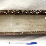 LOTE 098 - ANTIGA BANDEJA PRODUZIDA PRINCÍPIO DO SÉCULO XX. EM METAL PRATEADO, MEDIDAS 51X23 CM, (NO ESTADO)