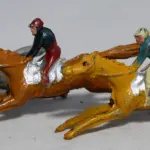 LOTE 071 - COLEÇÃO COM 28 MINIATURAS DE CAVALOS DE CORRIDA ANTIGOS DÉCADA DE 80 COM  JÓQUEIS EM CHUMBO, POLICROMADA, (NO ESTADO)