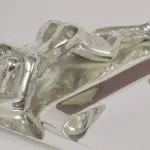 LOTE 119 - BANDEJA, GIGANTE EM METAL ESPESSURADO À PRATA, UMA DAS  MEDINDO 67X24,5X5 CM (NO ESTADO)