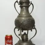 LOTE 156 - ANTIGO SAMOVAR EM METAL 52 DE ALTURA PESA  3,105KG (NO ESTADO)