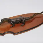 LOTE 079 - LINDO ENFEITE JACARÉ TAXIDERMIA, MUITO BOM CONSERVADO  28 CM POR 62 CM PEÇA RARA (NO ESTADO)